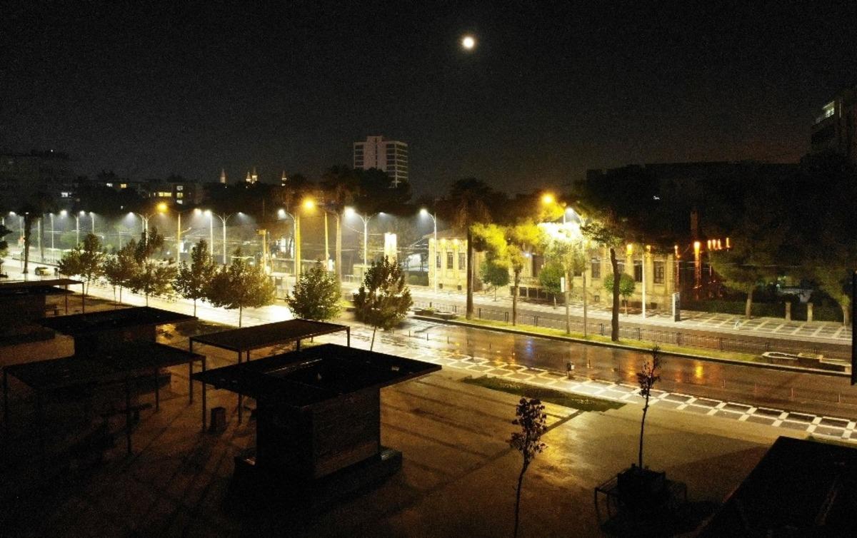 Trafiğin kilitlendiği yollar bir anda sessizliğe b&uuml;r&uuml;nd&uuml;