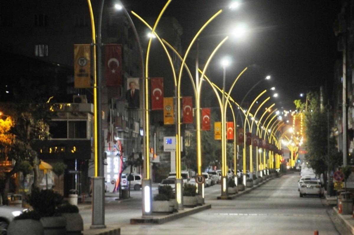 Cizre&rsquo;de cadde ve Sokaklar sessizliğe b&uuml;r&uuml;nd&uuml;
