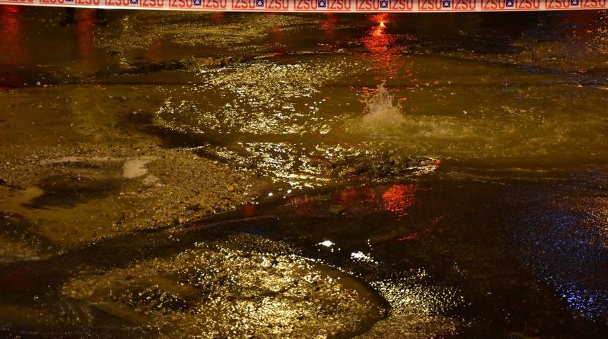 İ&ccedil;me suyu borusu patladı, yollar g&ouml;le d&ouml;nd&uuml;