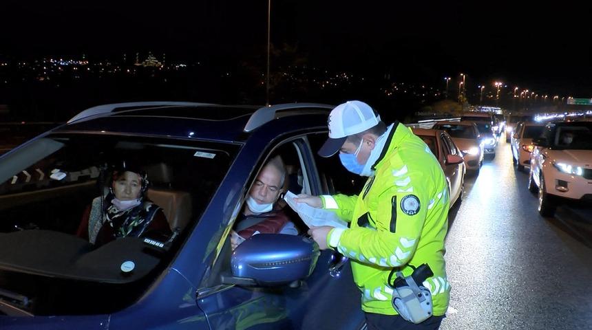 İstanbul'da sokağa &ccedil;ıkma kısıtlamasında denetimler gece boyunca devam etti