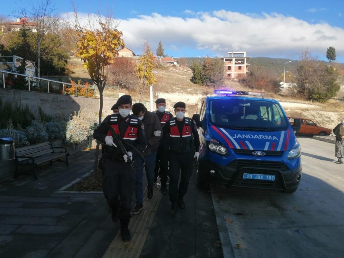 Divanın altından &ccedil;ıkan azılı hırsız tutuklandı