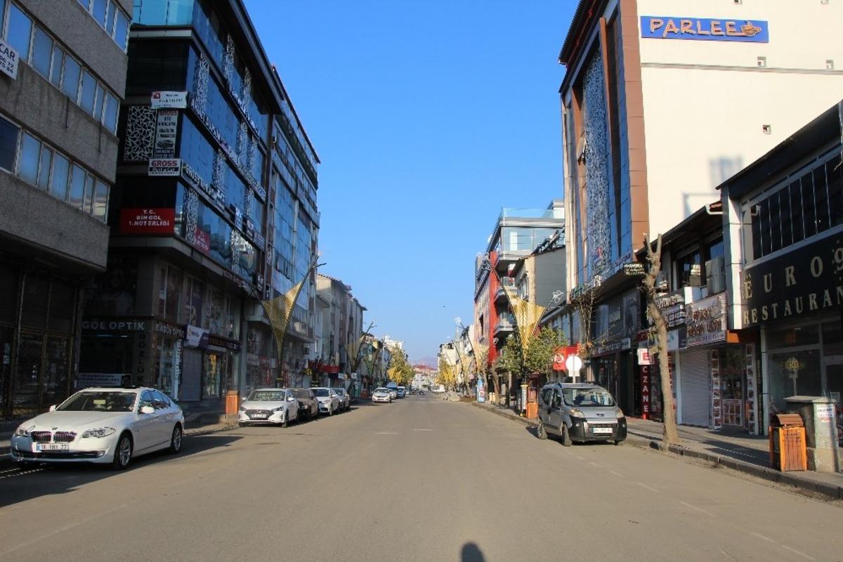 Bing&ouml;l sessizliğe b&uuml;r&uuml;nd&uuml;, şehir boş kaldı