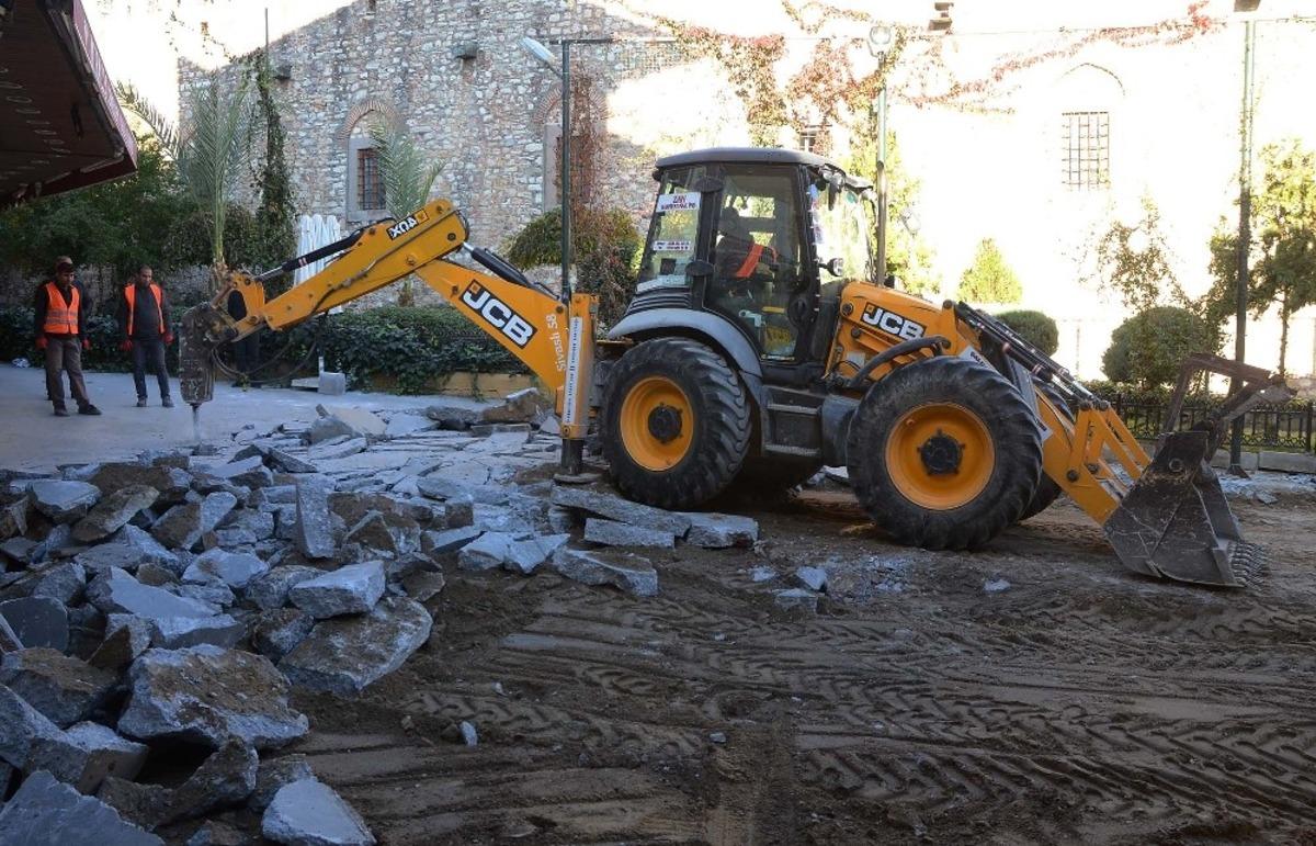 Kuşadası &ccedil;arşılarında yenileme &ccedil;alışmaları 6 noktada eş zamanlı s&uuml;r&uuml;yor