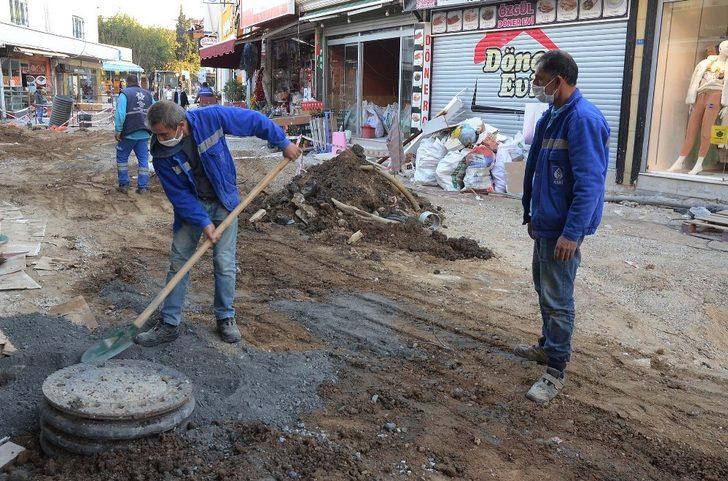 Kuşadası çarşılarında yenileme çalışmaları 6 noktada eş zamanlı sürüyor G5