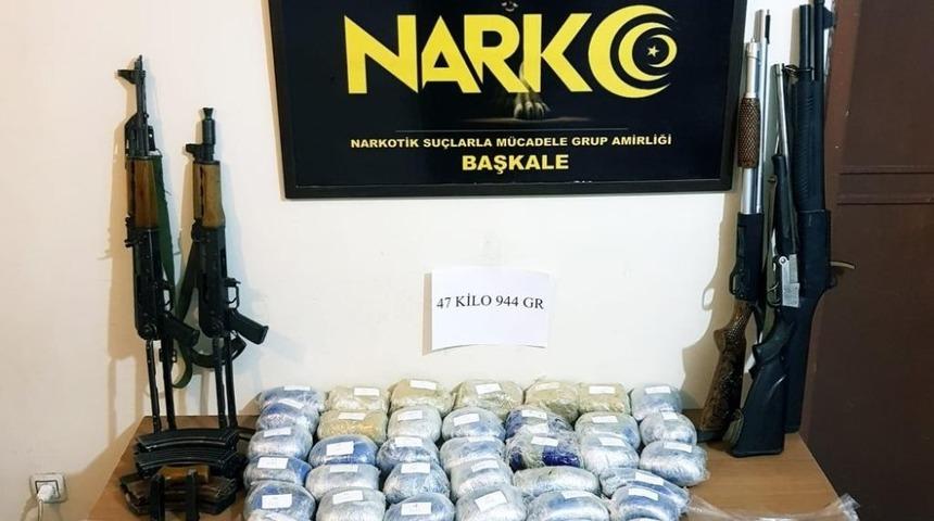 Başkale&rsquo;de 47 kilo 944 gram afyon sakızı ile 2 adet AK-47 Kalaşnikof marka silah ele ge&ccedil;irildi