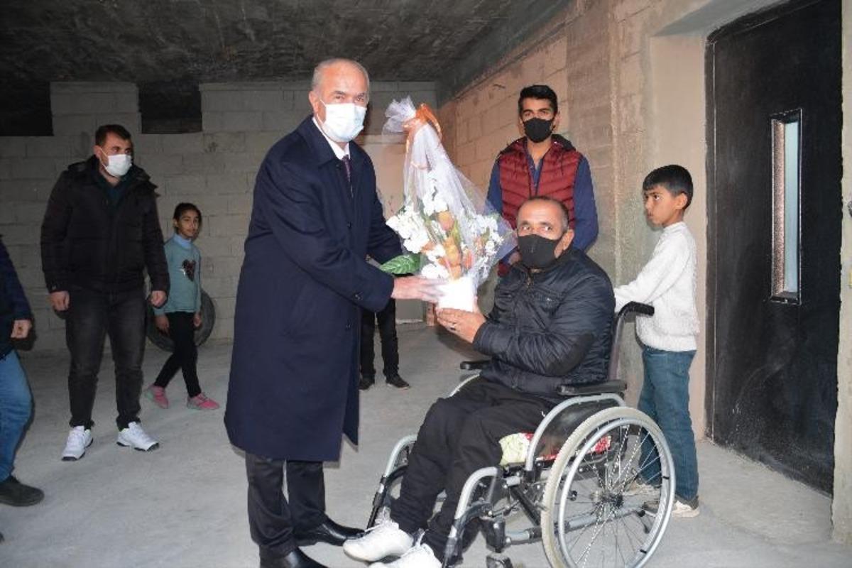 Başkan Akman, engelli vatandaş i&ccedil;in asans&ouml;r yaptı