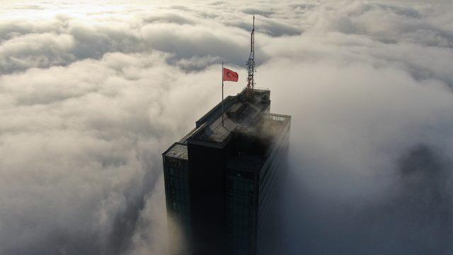 İstanbul'da sise bürünen gökdelenler mest etti