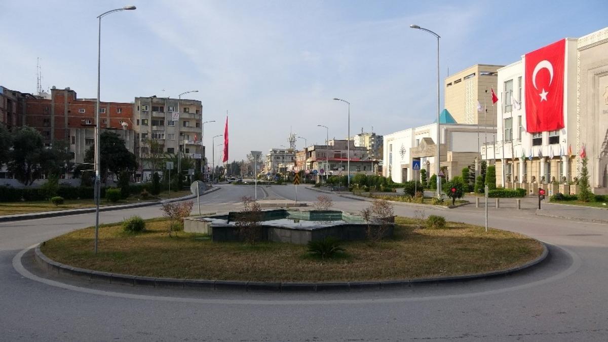 Osmaniye&rsquo;de cadde ve meydanlar boşaldı, kent sessizliğe b&uuml;r&uuml;nd&uuml;
