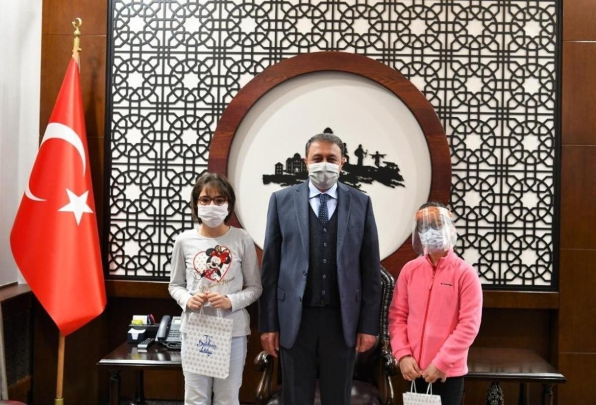 Vali Şıldak&rsquo;tan başarılı &ouml;ğrencilere &ouml;d&uuml;l