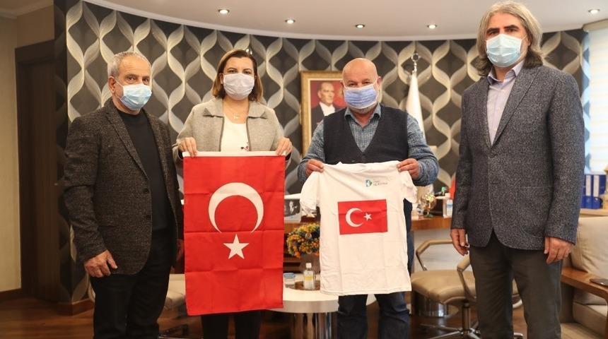 İzmit Belediyesi G&uuml;ney T&uuml;rkistan&rsquo;a 2 bin adet T&uuml;rk Bayrağı g&ouml;nderdi