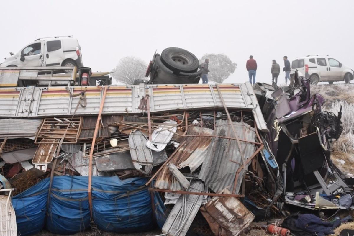 Bitlis&rsquo;te 7 aracın karıştığı kazada 1 kişi hayatını kaybetti, 5 kişi de yaralandı
