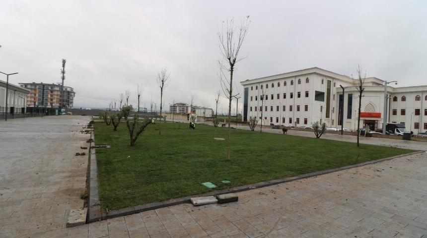 Kartepe Kent Meydanı yeşillendiriliyor