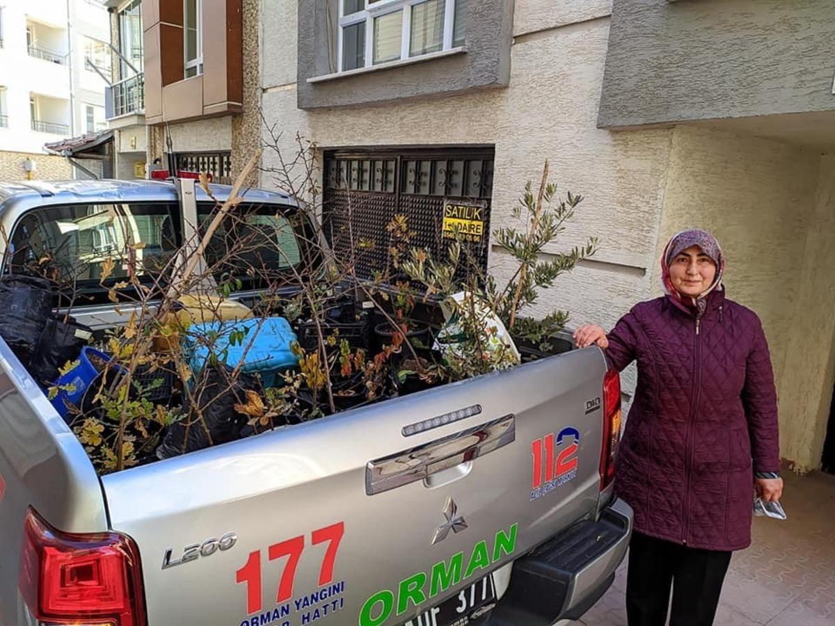 Balkonunda yetiştirip bağışladığı fidanlar toprakla buluşturuldu
