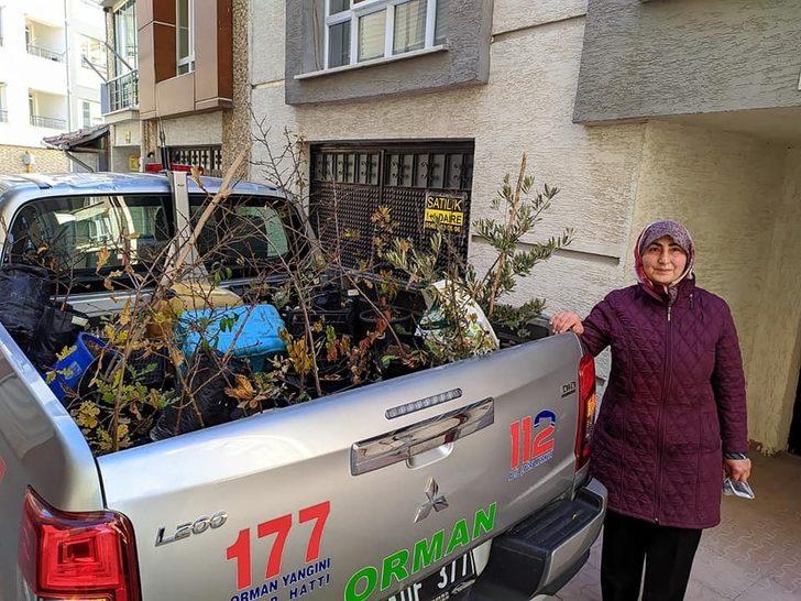 Balkonunda yetiştirip bağışladığı fidanlar toprakla buluşturuldu G1