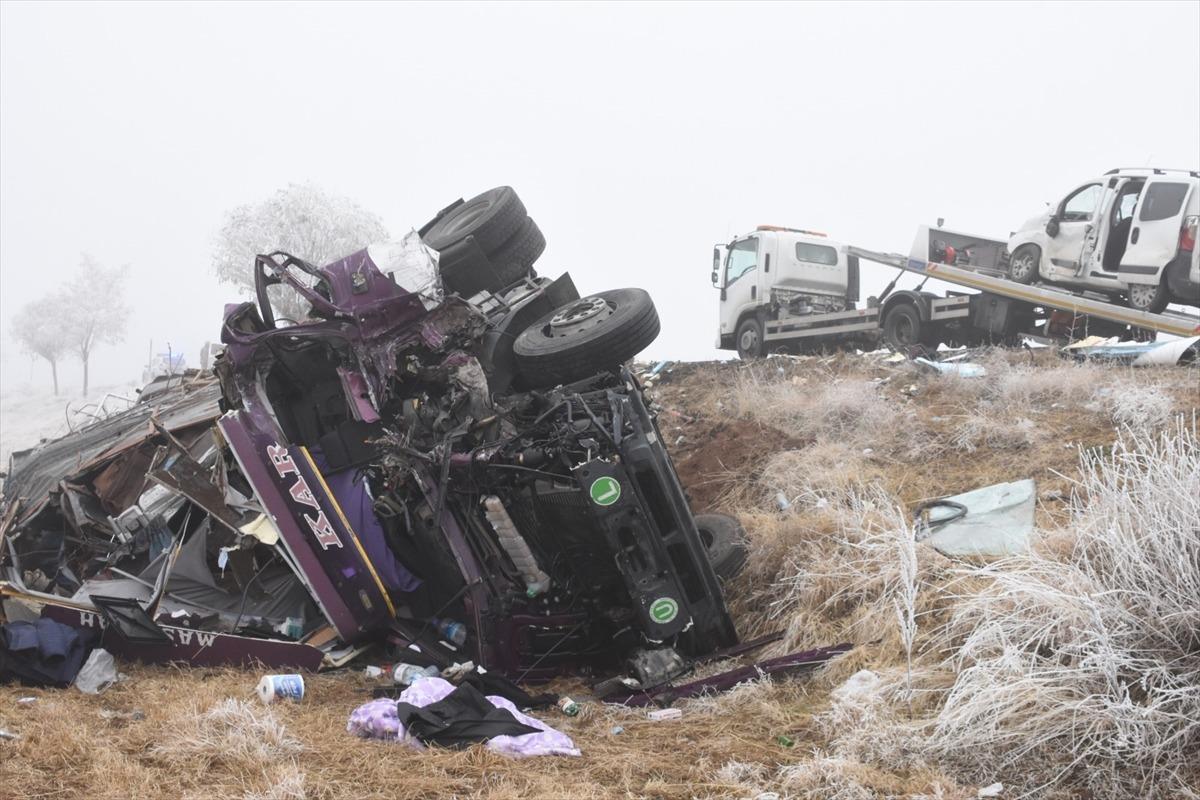 Bitlis'te zincirleme trafik kazası: 1 &ouml;l&uuml;, 7 yaralı