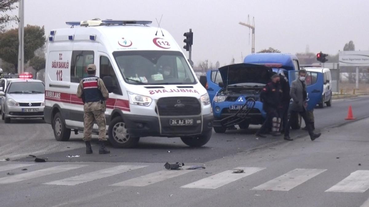 Kırmızı ışıkta durmayan tır askeri araca &ccedil;arptı: 3 yaralı