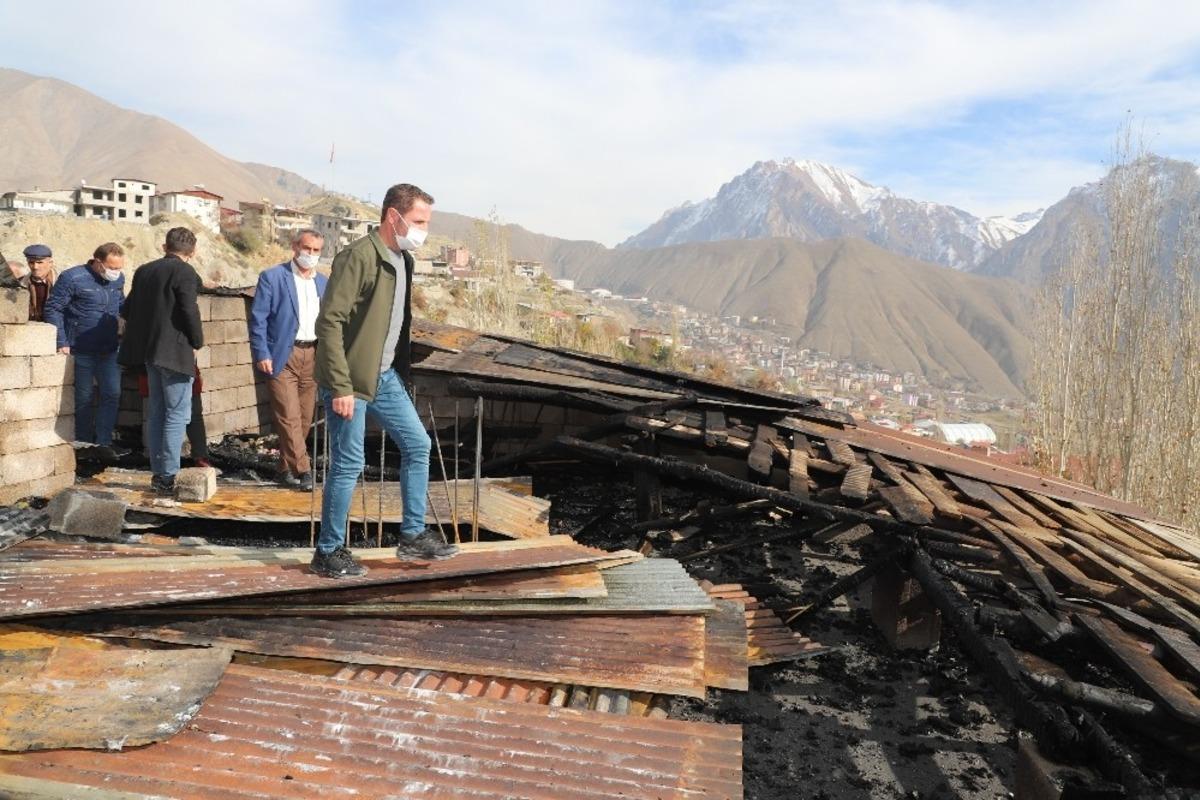 Hakkari&rsquo;de evlerinin &ccedil;atısı yanan aileye valilikten destek