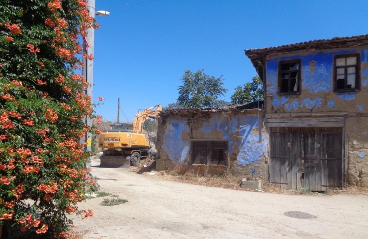 Osmangazi&rsquo;de tehlike arz eden metruk bina yıkıldı