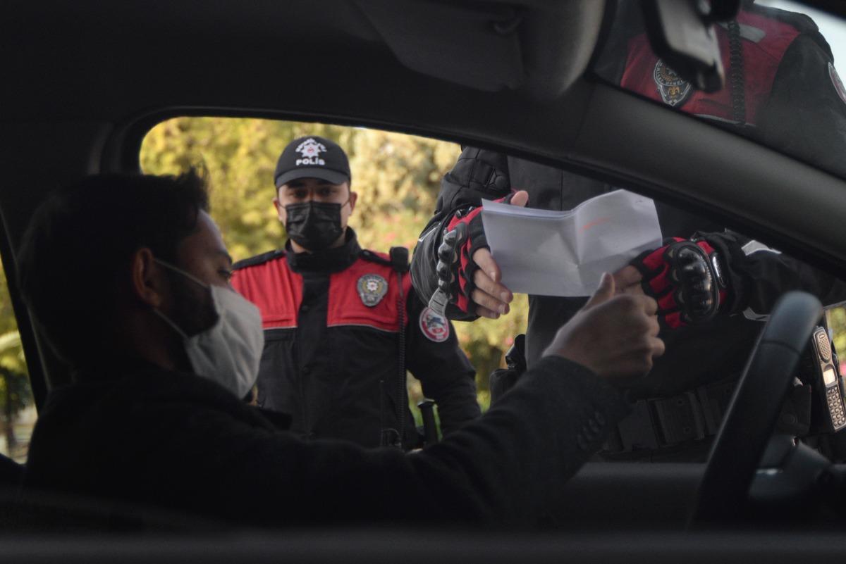 Mersin'de polis denetimde g&uuml;ld&uuml;ren diyalog: 'Koronaya karşı koruman mı var?'