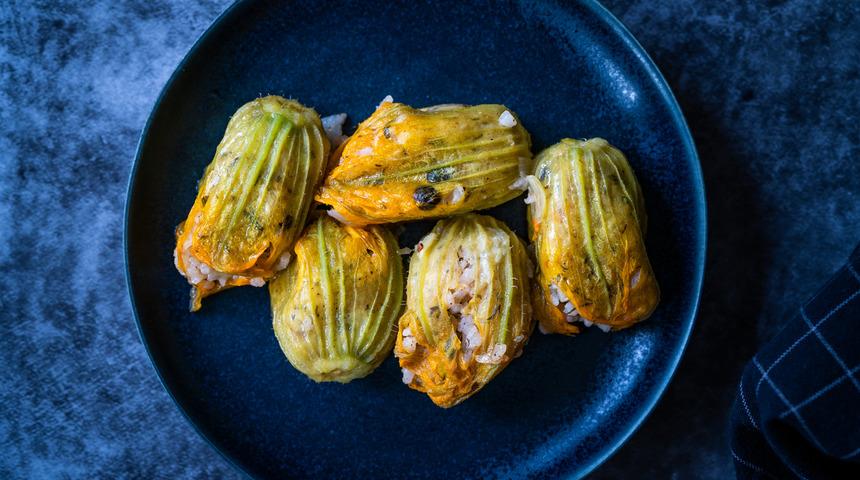 Kabak &ccedil;i&ccedil;eği dolması nasıl yapılır? MasterChef kabak &ccedil;i&ccedil;eği dolması tarifi nedir? İşte kabak &ccedil;i&ccedil;eği dolması yapımı