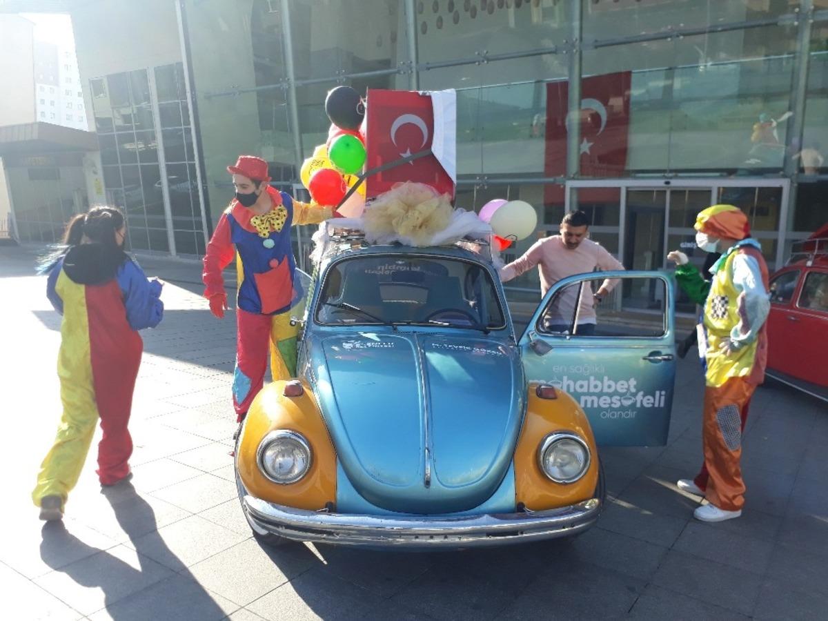 &Ccedil;ocuklar kısıtlamada palya&ccedil;olarla eğlendi