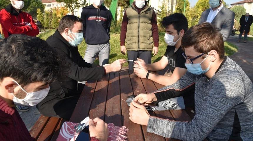 Başkan Özlü’den gençlere internet hediyesi