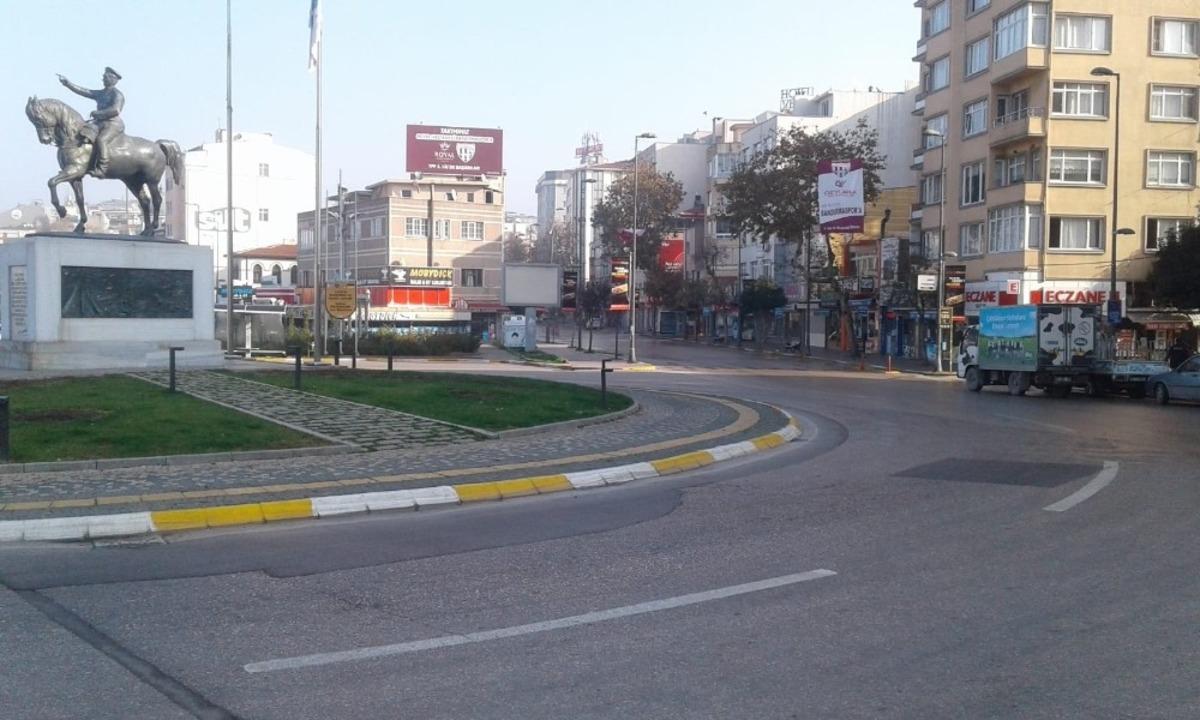 Bandırma sokağa &ccedil;ıkma yasağı ile sessizliğe b&uuml;r&uuml;nd&uuml;