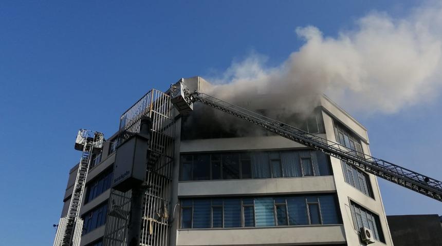 K&uuml;&ccedil;&uuml;k&ccedil;ekmece'de tekstil at&ouml;lyesinde yangın