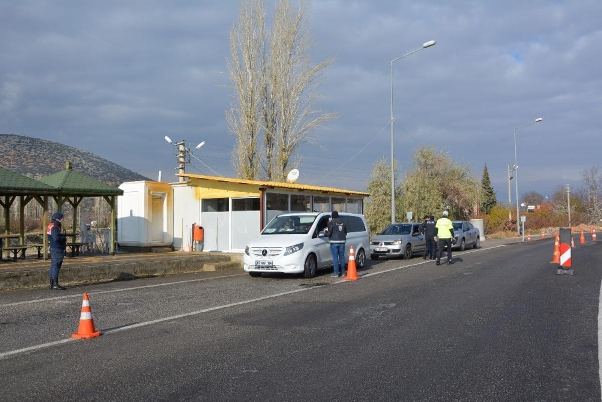 Korkuteli&rsquo;nde Cadde Ve Sokaklar Boşaldı
