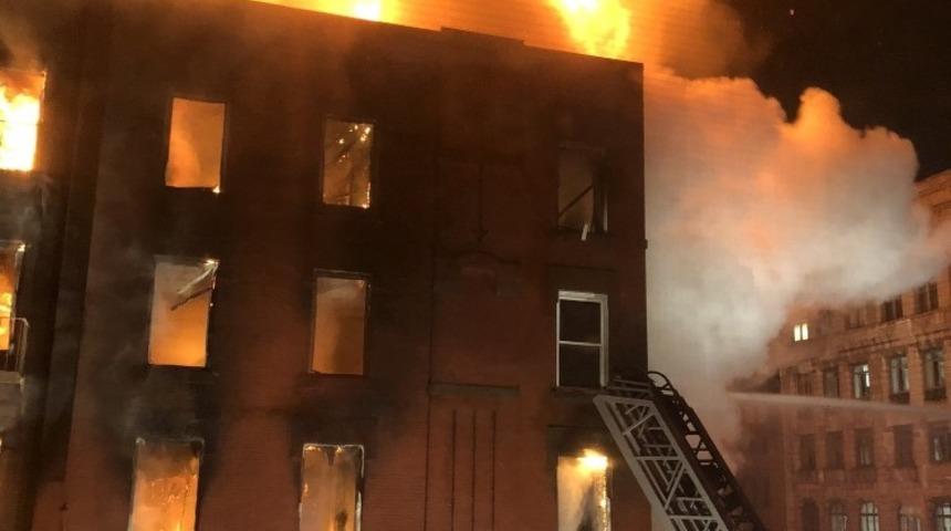 New York&rsquo;ta 5 katlı binada korkutan yangın