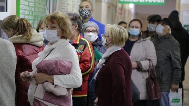 Bu Sibirya'daki hastanede olduğu gibi ülke çapında hastaneler aşırı yük altında