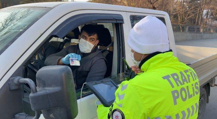 Karantinada olması gereken aile kontrole takıldı G1