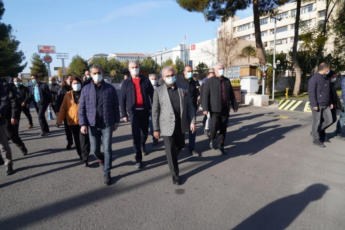 Diyarbakır&rsquo;da hayat durdu ama hizmet durmadı