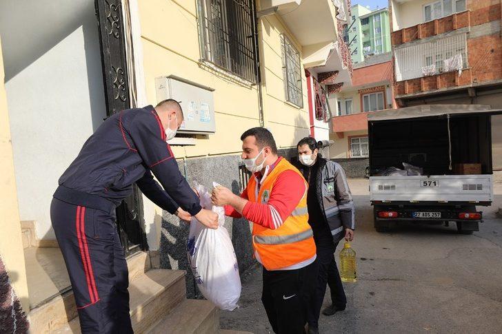 Şehitkamil’den pandemi mağduru esnafa gıda desteği G1