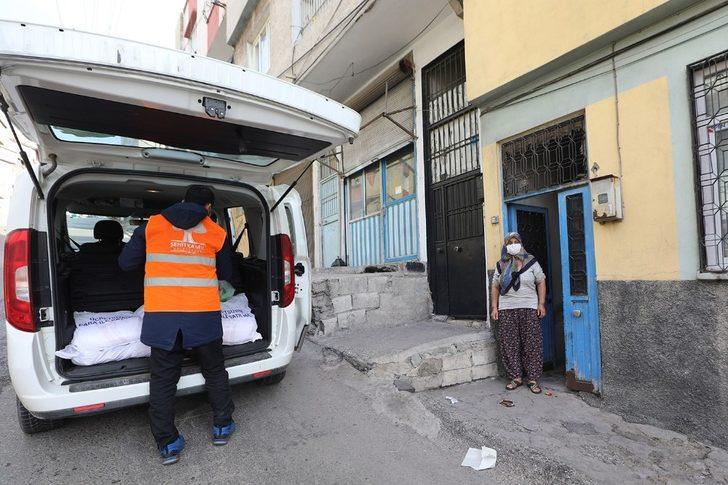 Şehitkamil’den pandemi mağduru esnafa gıda desteği G4