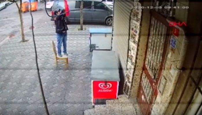 Zeytinburnu'nda Türk bayrağını yakan kişi kamerada