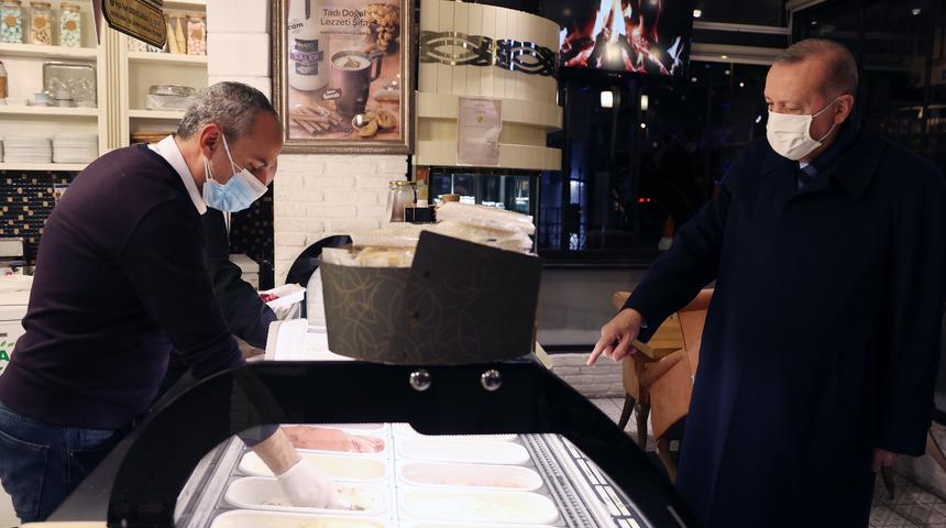 Cumhurbaşkanı Erdoğan Çengelköy'de dondurmacıya uğradı