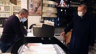 Cumhurbaşkanı Erdoğan Çengelköy'de dondurmacıya uğradı