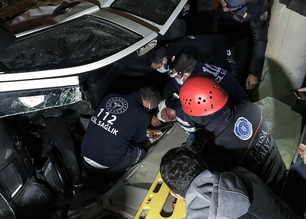 Bursa'da otomobille &ccedil;arpışıp devrilen kamyonette sıkışan kişi ağır yaralandı