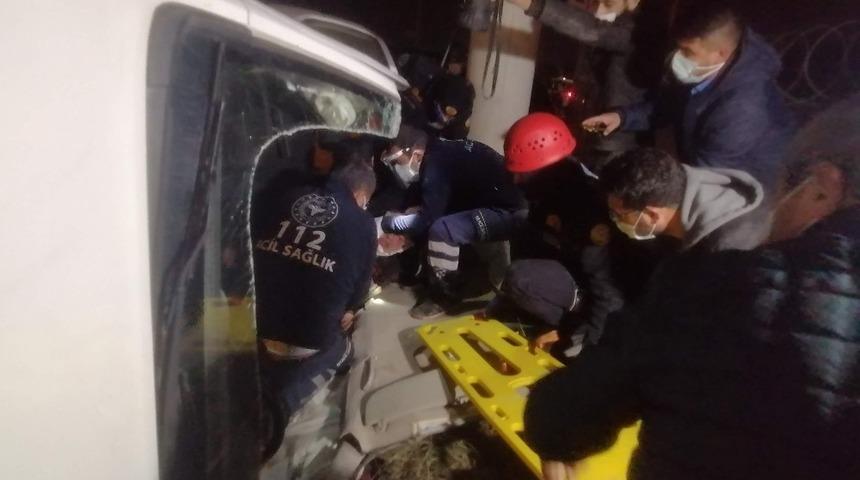 Bursa'da kısıtlamada boş kalan yolda feci kaza