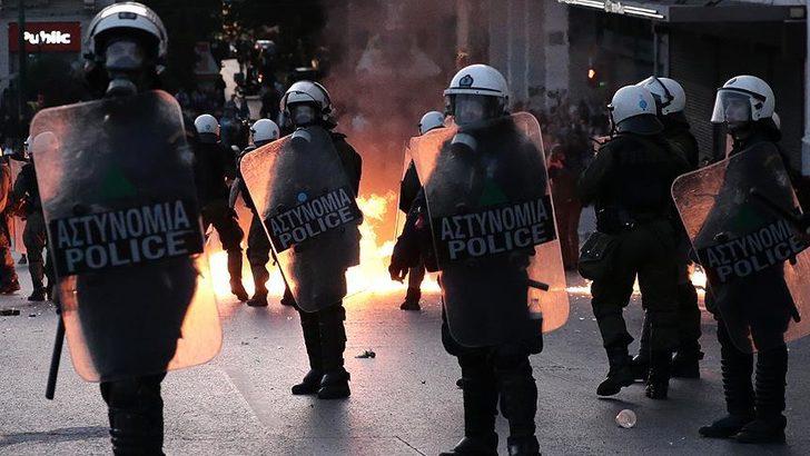 Yunanistan'da maskeli grup karakolu bastı: Yaralı polisler var