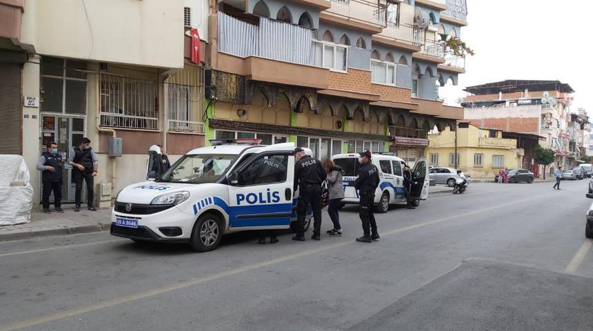 Elinde balta ve bıçakla araçların yolunu kesen şahsa polis müdahale etti