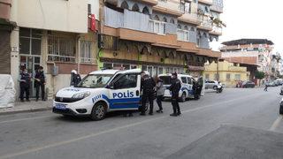 Elinde balta ve bıçakla araçların yolunu kesen şahsa polis müdahale etti