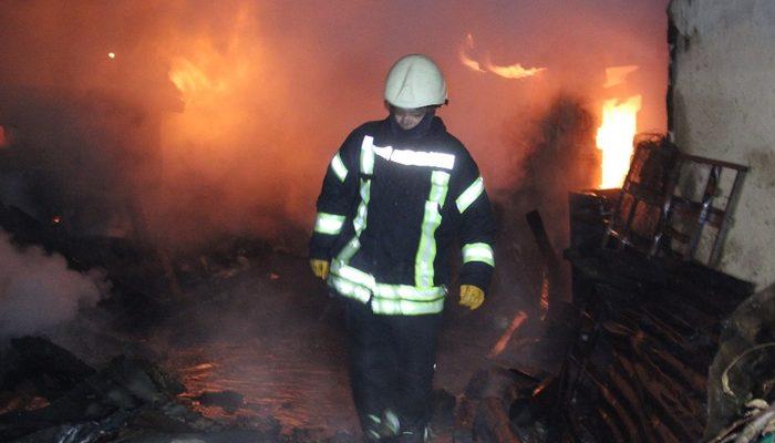 Kazan dairesinde başlayan yangında alevler eve sıçradı