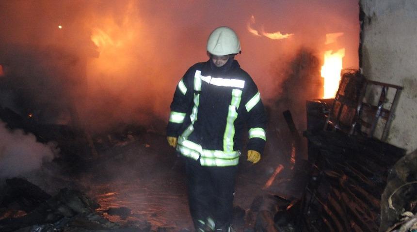 Kazan dairesinde başlayan yangında alevler eve sı&ccedil;radı