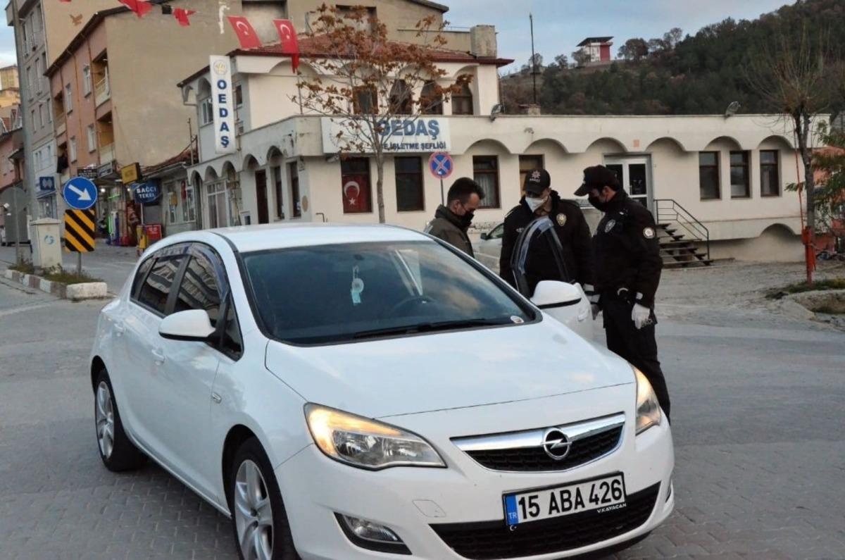 N&uuml;fusunun y&uuml;zde 70&rsquo;i karantinada olan il&ccedil;ede sıkı denetim