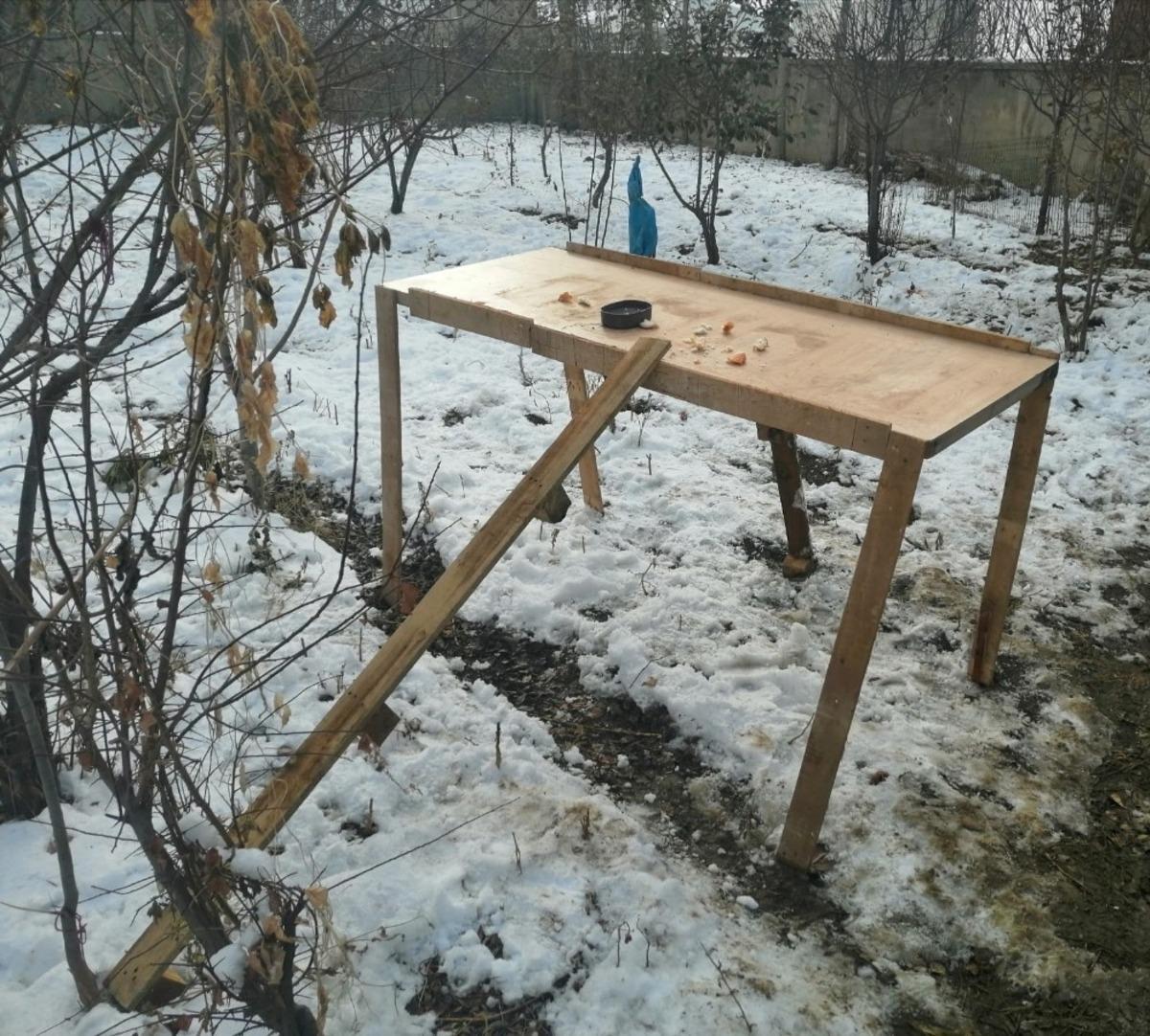 Duyarlı vatandaştan kuşlar i&ccedil;in ahşaptan yemlik