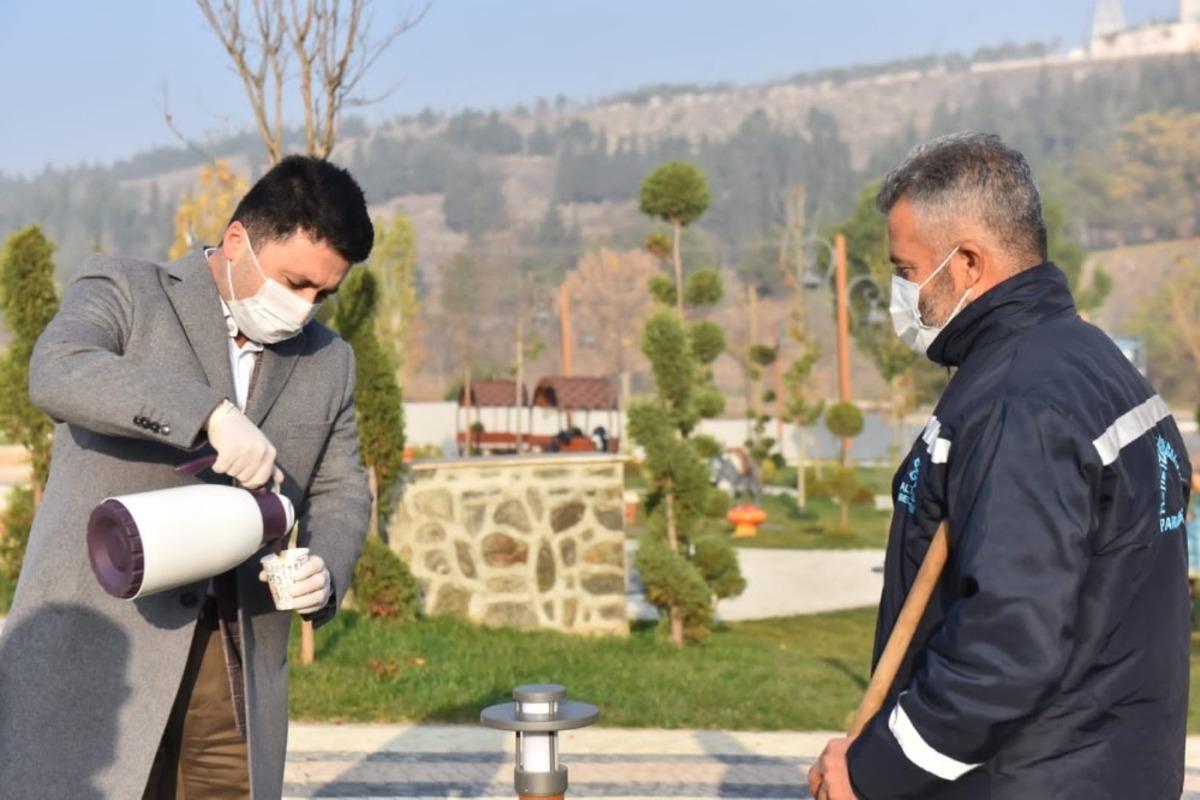 Başkan sokakta g&ouml;rev yapan polis ve belediye &ccedil;alışanlarını unutmadı