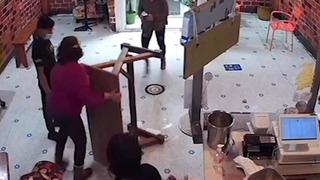 ABD’de bir babaanne torununa şişe fırlatan kadını masayla dövdü