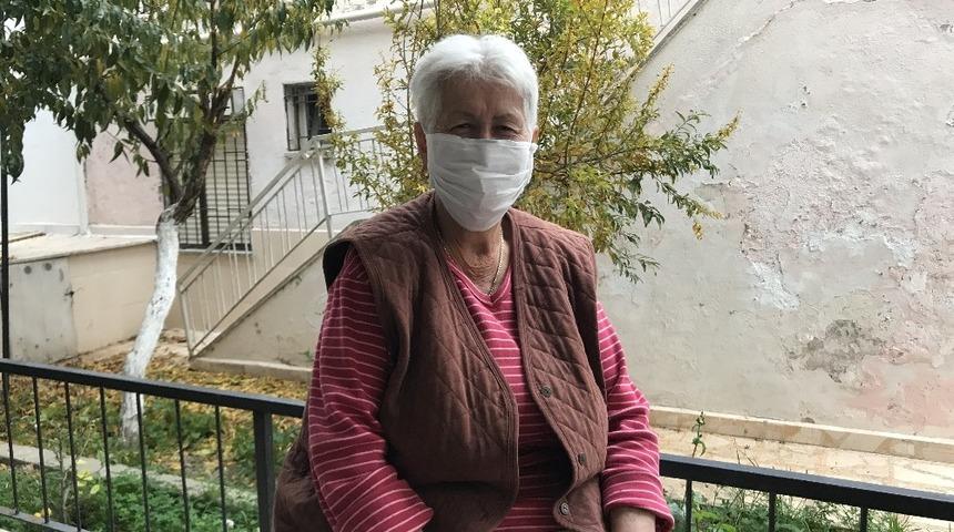 Bir &ccedil;orap dolusu altını dolandırıcılara verdi